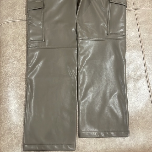 Abercrombie & Fitch Curve Love Vegan Leather Cargo 90s Relaxed Pant - Picture 8 of 8